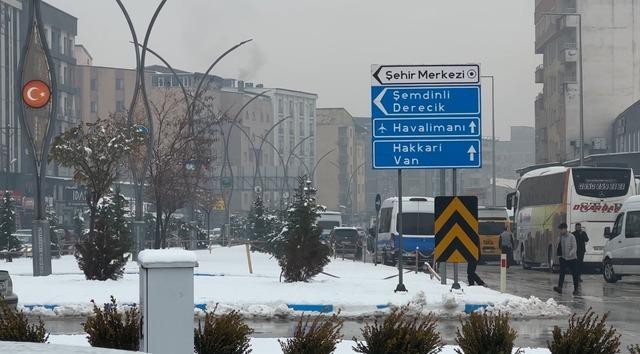 Yüksekova’da yoğun yağışlar uçak seferlerini durdurdu 3