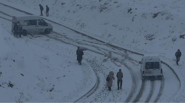 Yüksekova’da yoğun yağışlar uçak seferlerini durdurdu 2