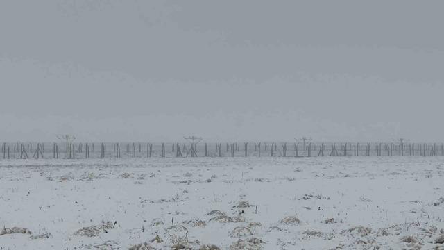 Yüksekova’da yoğun yağışlar uçak seferlerini durdurdu 1
