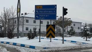 Yüksekova’da yoğun yağışlar uçak seferlerini durdurdu