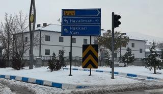 Yüksekova’da yoğun yağışlar uçak seferlerini durdurdu