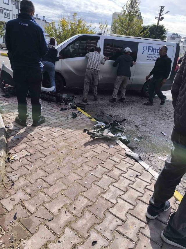 Antalya’da hafif ticari araç ile otomobil kavşakta çarpıştı: 4 yaralı 4