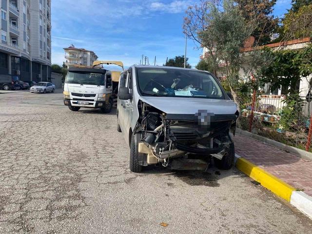 Antalya’da hafif ticari araç ile otomobil kavşakta çarpıştı: 4 yaralı 3