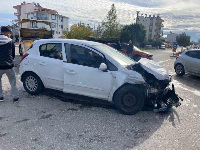Antalya’da hafif ticari araç ile otomobil kavşakta çarpıştı: 4 yaralı 2