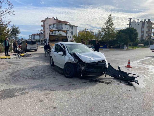 Antalya’da hafif ticari araç ile otomobil kavşakta çarpıştı: 4 yaralı 1