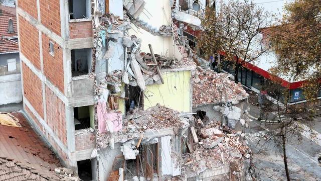 Sındırgı’da deprem sonrası yıkımlar yeniden başladı 7