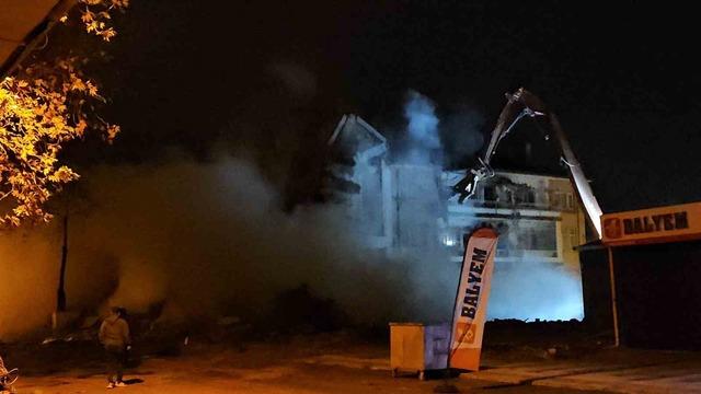 Sındırgı’da deprem sonrası yıkımlar yeniden başladı 6