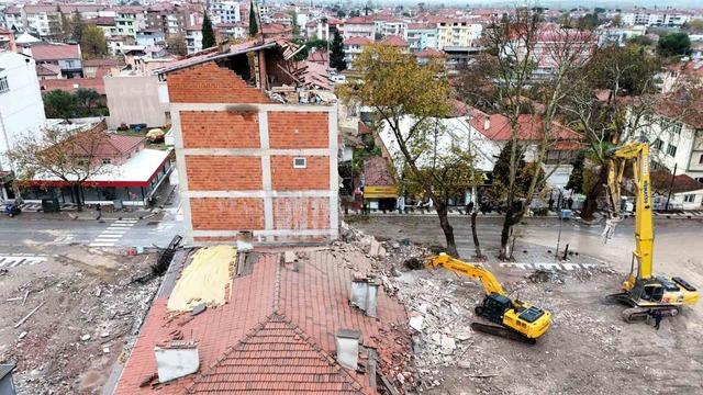 Sındırgı’da deprem sonrası yıkımlar yeniden başladı 5