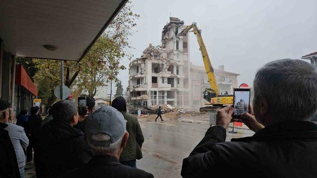 Sındırgı’da deprem sonrası yıkımlar yeniden başladı 4