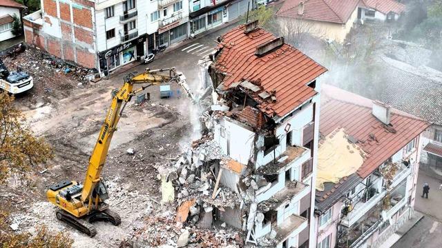 Sındırgı’da deprem sonrası yıkımlar yeniden başladı 3