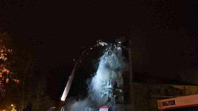 Sındırgı’da deprem sonrası yıkımlar yeniden başladı 1