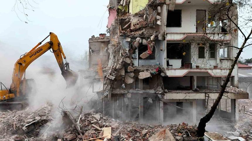 Sındırgı’da deprem sonrası yıkımlar yeniden başladı