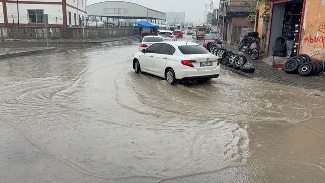 Adana’da yağmur hayatı olumsuz etkiledi: Semt pazarı göle döndü 2