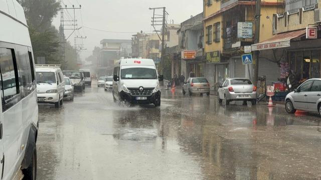 Adana’da yağmur hayatı olumsuz etkiledi: Semt pazarı göle döndü 1