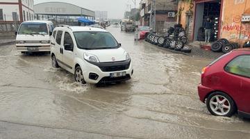 Adana’da yağmur hayatı olumsuz etkiledi: Semt pazarı göle döndü