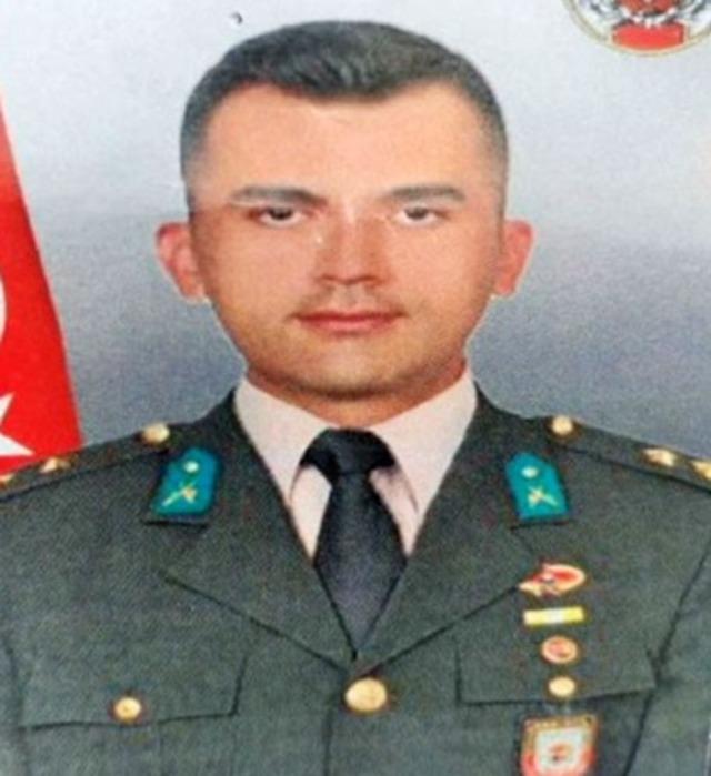 Trafik kazasında hayatını kaybeden genç üsteğmen toprağa verildi 6