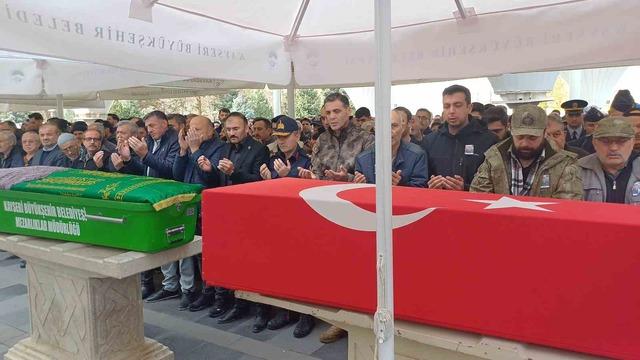 Trafik kazasında hayatını kaybeden genç üsteğmen toprağa verildi 4