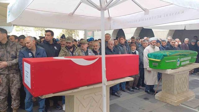 Trafik kazasında hayatını kaybeden genç üsteğmen toprağa verildi 3