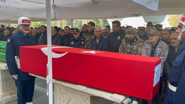 Trafik kazasında hayatını kaybeden genç üsteğmen toprağa verildi 2