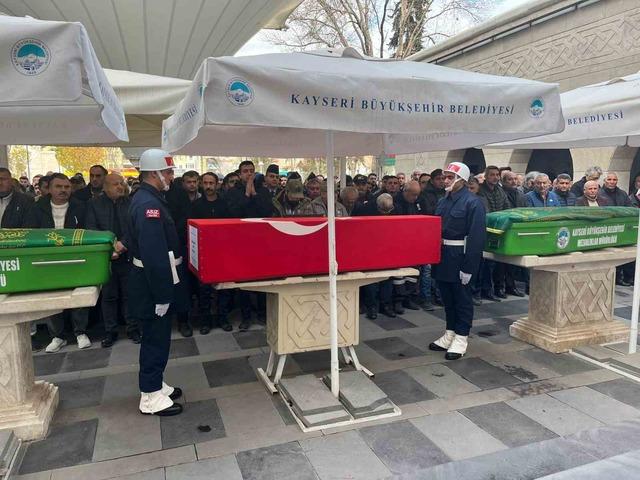 Trafik kazasında hayatını kaybeden genç üsteğmen toprağa verildi 1