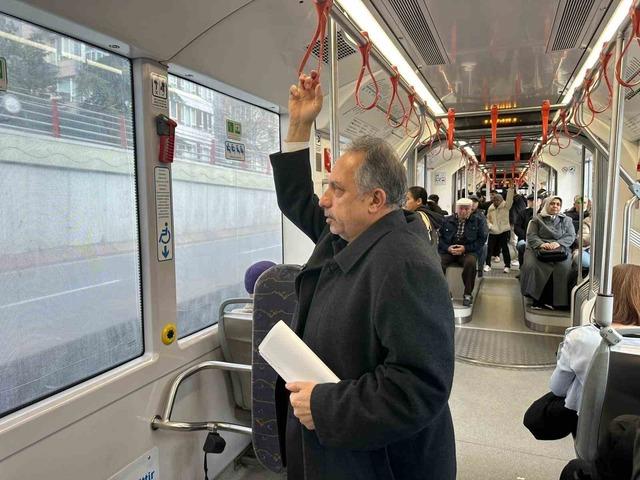Başkan Yalçın meclis toplantısına tramvayla gitti 1