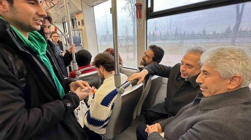 Başkan Yalçın meclis toplantısına tramvayla gitti