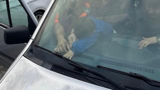 Parmakları aracın havalandırmasına sıkışan çocuğu itfaiye kurtardı