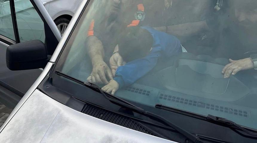 Parmakları aracın havalandırmasına sıkışan çocuğu itfaiye kurtardı