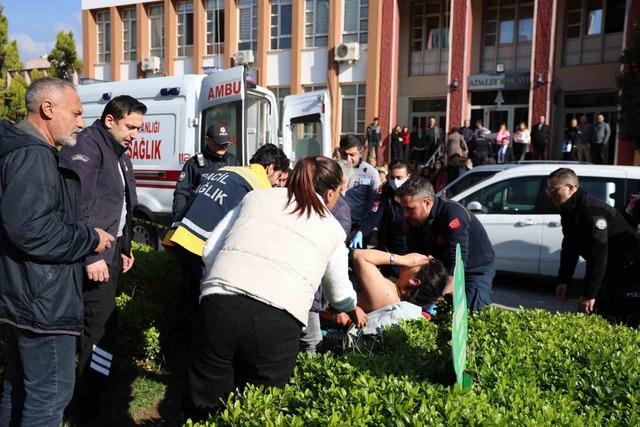 Boşanma duruşmasından çıktı, eşini sırtından bıçakladı 6