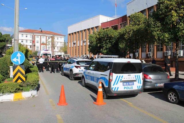 Boşanma duruşmasından çıktı, eşini sırtından bıçakladı 4