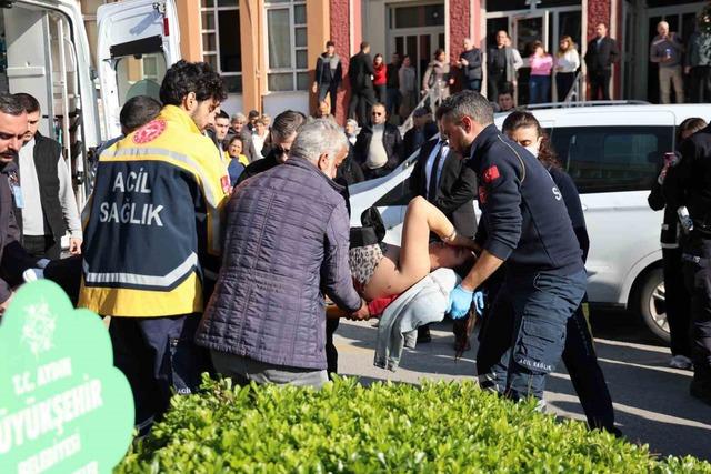 Boşanma duruşmasından çıktı, eşini sırtından bıçakladı 1