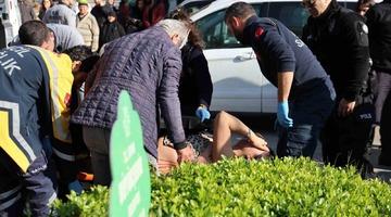 Boşanma duruşmasından çıktı, eşini sırtından bıçakladı