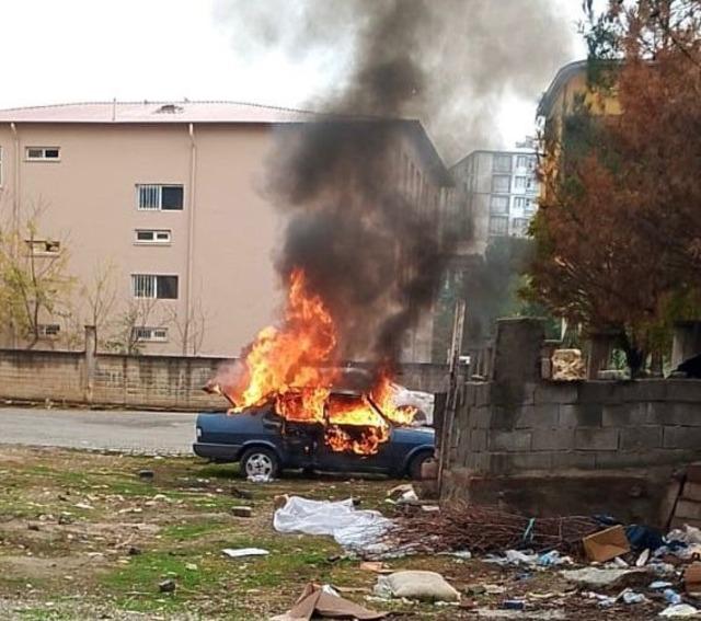 Kurtalan’da araç alev topuna döndü 1