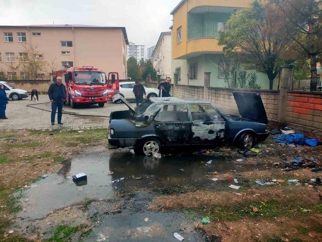 Kurtalan’da araç alev topuna döndü 2