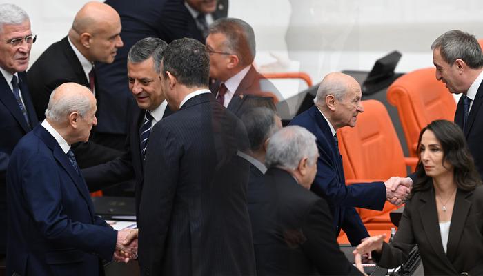 Meclis'te tokalaşma trafiği! Dikkat çeken anlar