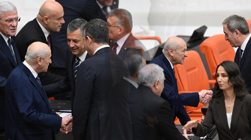 Meclis'te tokalaşma trafiği! CHP lideri Özgür Özel ve DEM Partililer tek tek Devlet Bahçeli'nin yanına gitti
