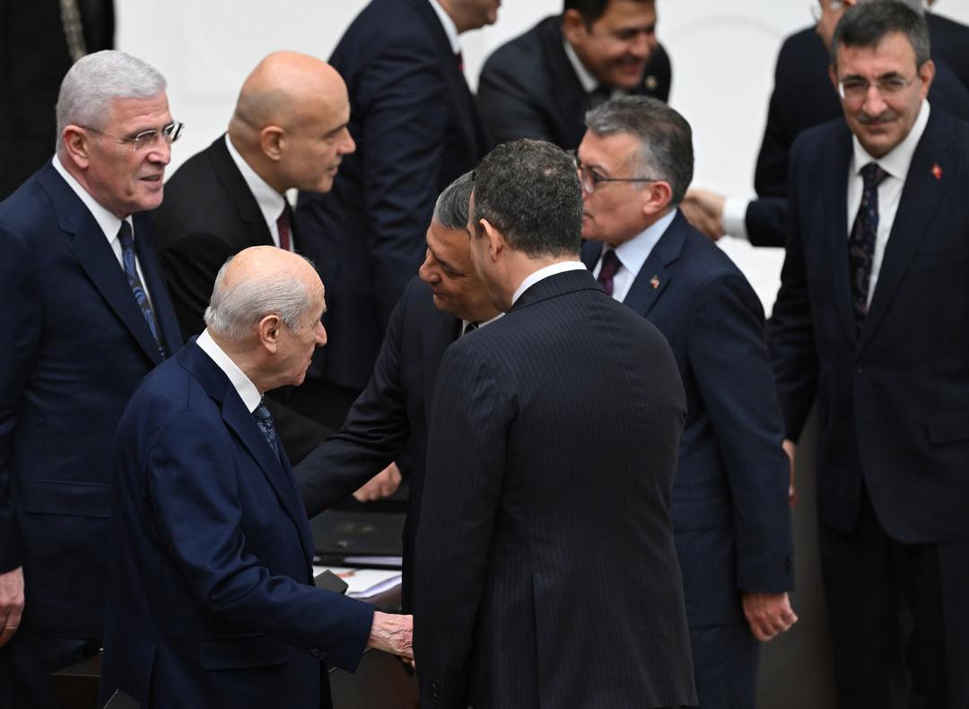 Meclis te tokalaşma trafiği! CHP lideri Özgür Özel ve DEM Partililer tek tek Devlet Bahçeli nin yanına gitti 4