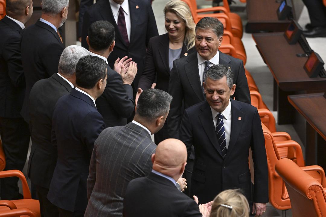 Meclis te tokalaşma trafiği! CHP lideri Özgür Özel ve DEM Partililer tek tek Devlet Bahçeli nin yanına gitti 3