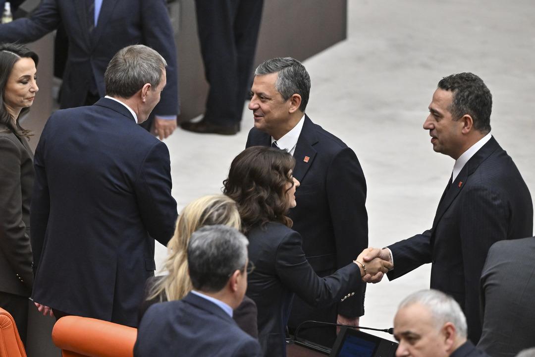 Meclis te tokalaşma trafiği! CHP lideri Özgür Özel ve DEM Partililer tek tek Devlet Bahçeli nin yanına gitti 1