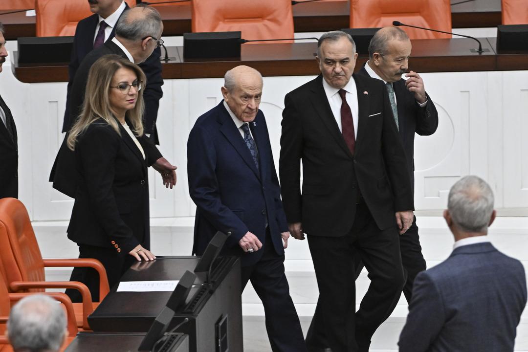 Meclis te tokalaşma trafiği! CHP lideri Özgür Özel ve DEM Partililer tek tek Devlet Bahçeli nin yanına gitti 2