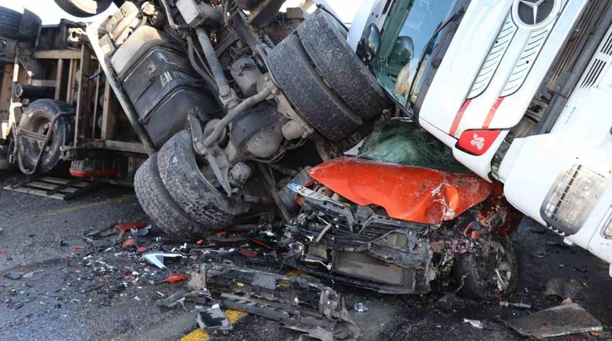 Posof’ta buzda kayan iki tır ve bir otomobil birbirine girdi: 1 yaralı