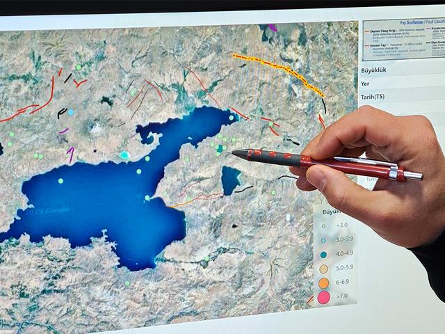 Bir ili açık açık uyardı! 5,5 üzerindeki deprem için tarih verdi