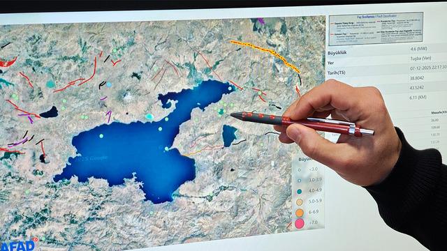 Bir ili a&ccedil;ık a&ccedil;ık uyardı! 5,5 &uuml;zerindeki deprem i&ccedil;in tarih verdi