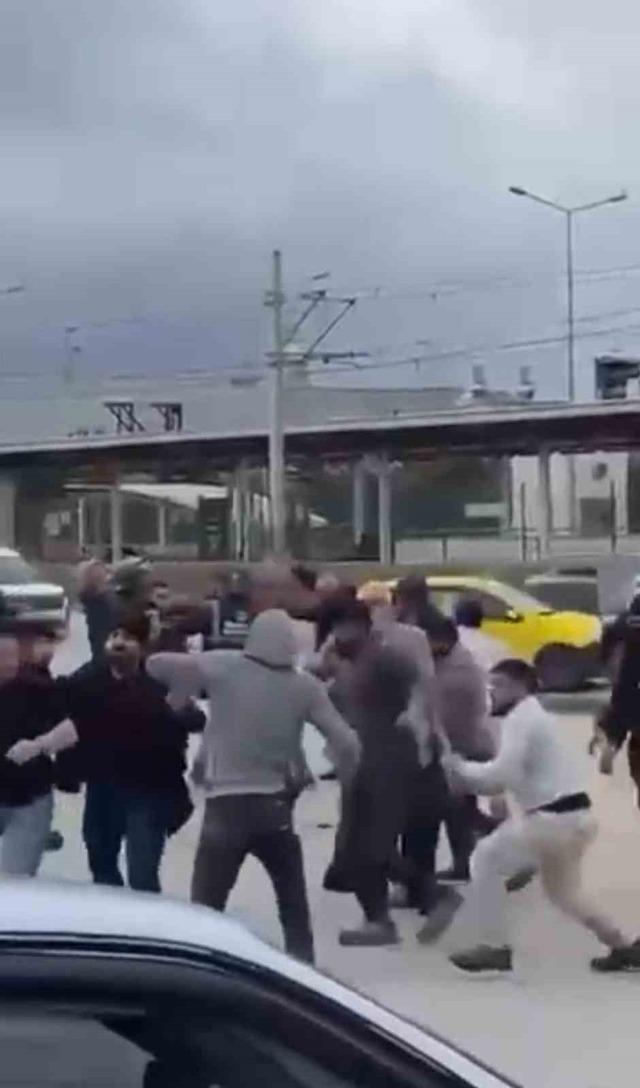 Bursa’da savaşı andıran kavga kamerada: Kimi kaskını miğfer yaptı, kimi sopayı kılıç gibi kullandı 2