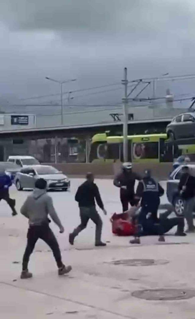 Bursa’da savaşı andıran kavga kamerada: Kimi kaskını miğfer yaptı, kimi sopayı kılıç gibi kullandı 1