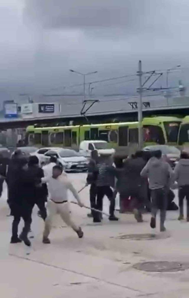 Bursa’da savaşı andıran kavga kamerada: Kimi kaskını miğfer yaptı, kimi sopayı kılıç gibi kullandı 3