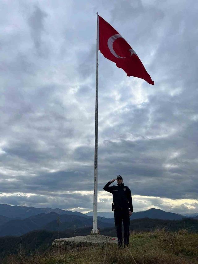 Giresun Valiliği müdahale etti; Yıpranan Türk bayrağı yenilendi 2
