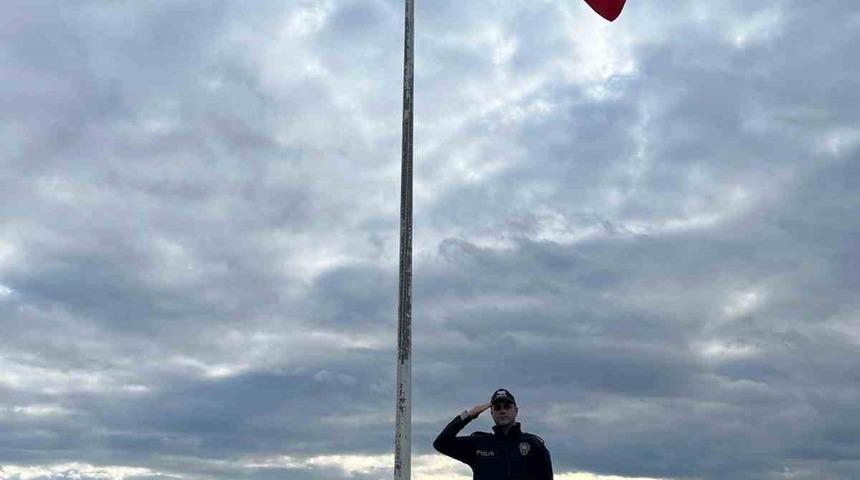 Giresun Valiliği müdahale etti; Yıpranan Türk bayrağı yenilendi