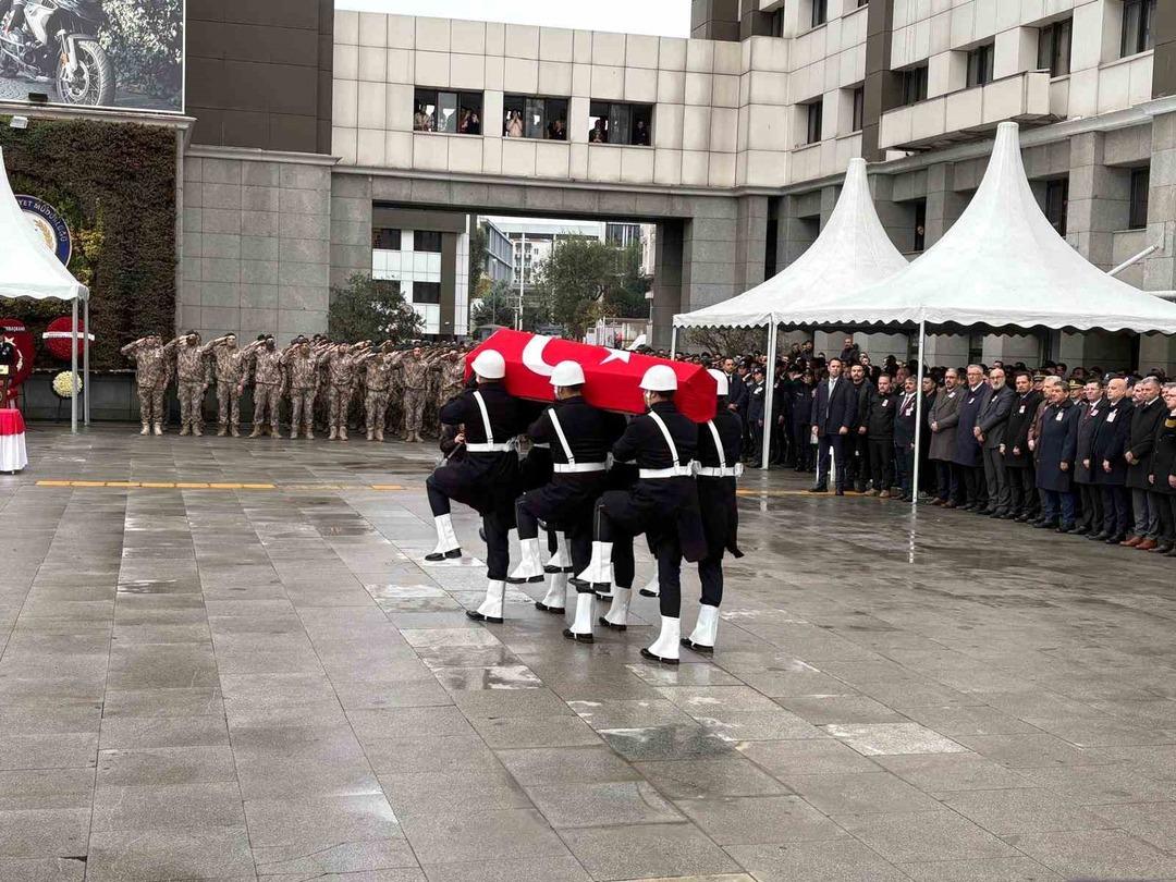 Bağlama çaldığı görüntüler yürekleri dağladı! Şehit polis memuru Emre Albayrak son yolculuğuna uğurlandı 6