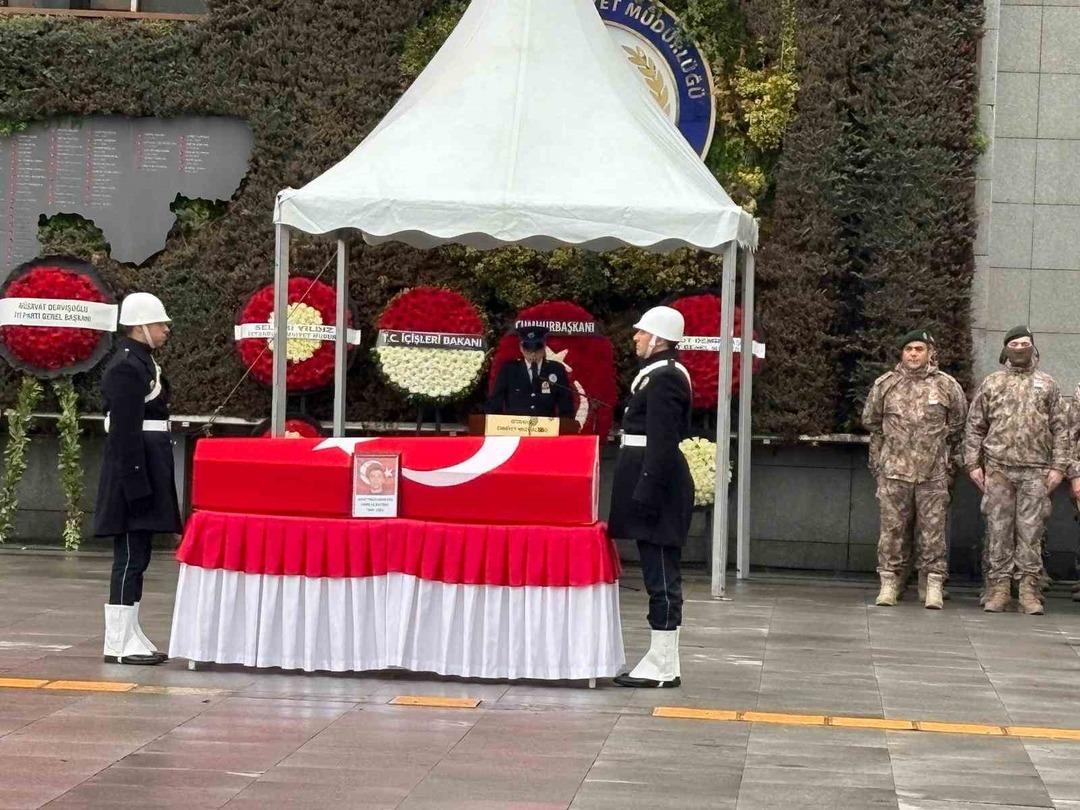 Bağlama çaldığı görüntüler yürekleri dağladı! Şehit polis memuru Emre Albayrak son yolculuğuna uğurlandı 7